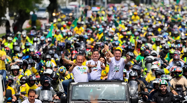 Motociata reúne apoiadores de Flávio Bolsonaro em Florianópolis com presença de três governadores do Sul