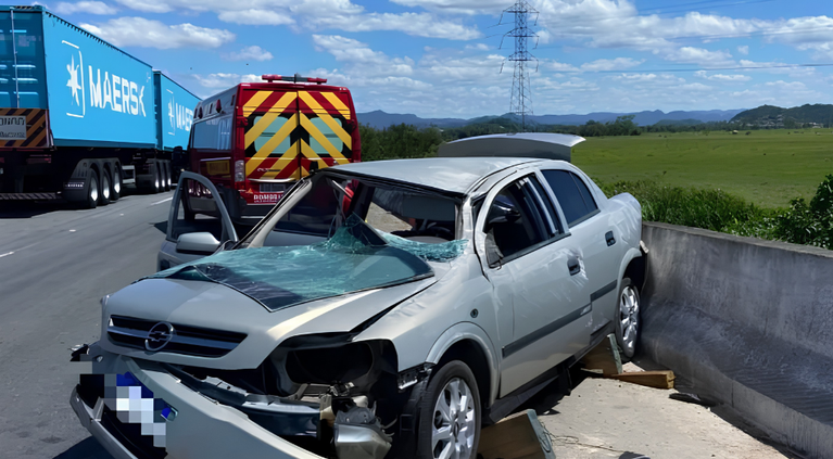 Carro capota e bate contra mureta de ponte na BR-470; duas pessoas ficam feridas em Ilhota
