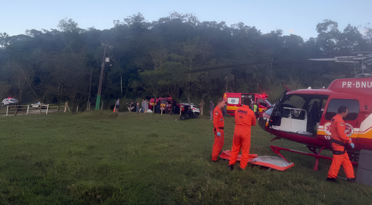 Motociclista de 43 anos fica gravemente ferido após bater contra mourões de concreto em Camboriú
