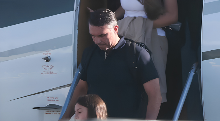 Flávio Bolsonaro poderá permanecer por até um ano nos EUA, segundo registros da alfândega americana